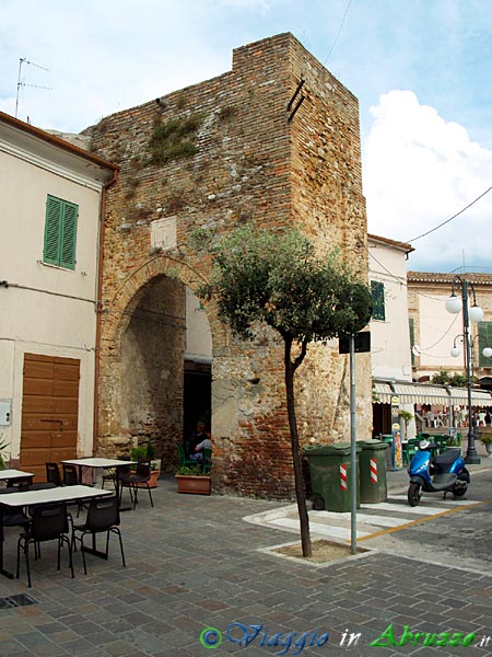 17-P8035913+.jpg - 17-P8035913+.jpg - "Porta Borea", una delle antiche porte di accesso al borgo medievale di Montepagano, frazione di Roseto degli Abruzzi.